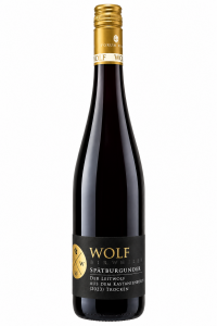 Elegante WOLF Spätburgunder-Flasche